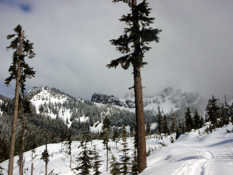 More of crags around Kendall Peak Lakes