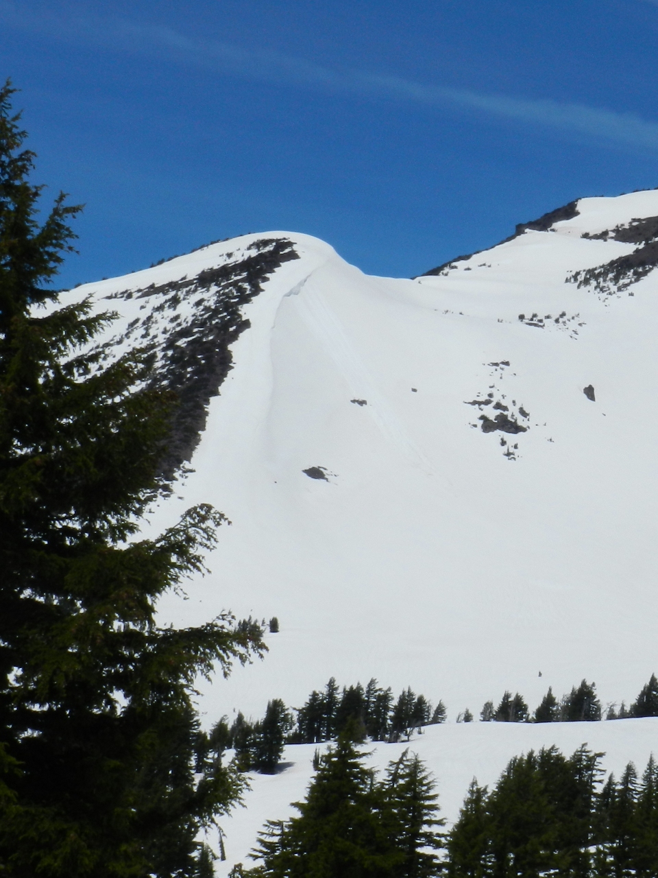 Broken cornices on the SE of the bowl